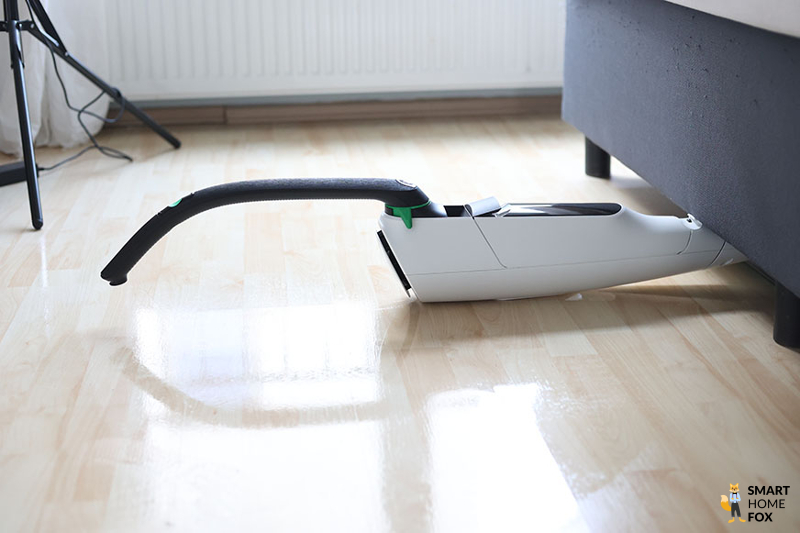 Wischen unter der Kommode